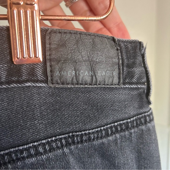 American Eagle Black Distressed Relaxed Baggy High Rise Mom Jeans Women 8 Short - Picture 6 of 10